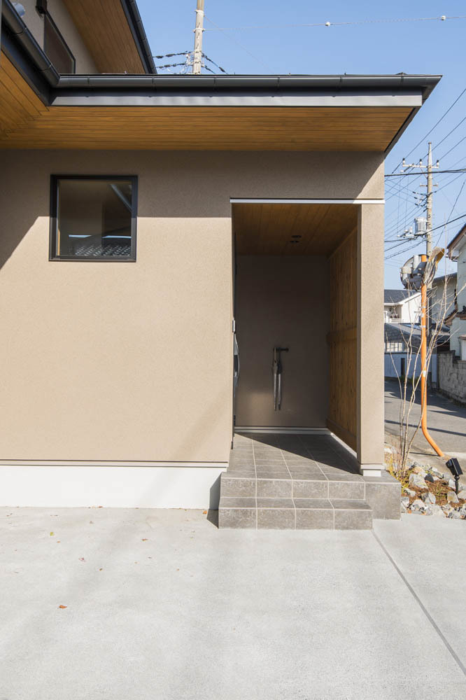 格子を設え、和の雰囲気を醸し出した玄関ポーチ