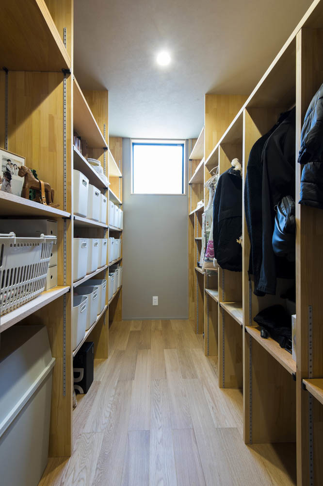 パントリーとロッカー室を兼ねた収納部屋