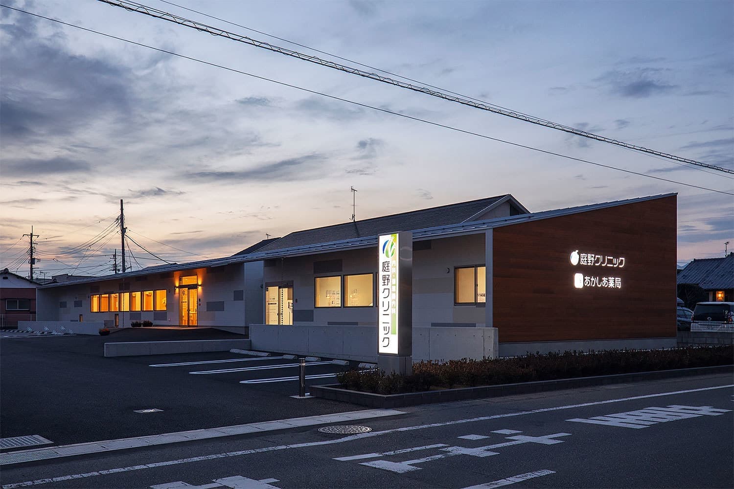 薬局外観・夜景